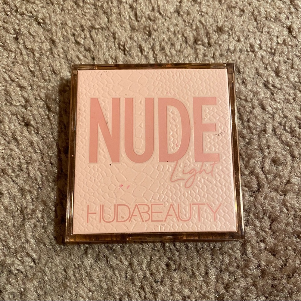 HUDA BEAUTY Nude Light eyeshadow palette